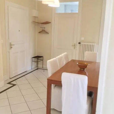Апартаменты Bright, Classic And Elegant, Close To Train Station *