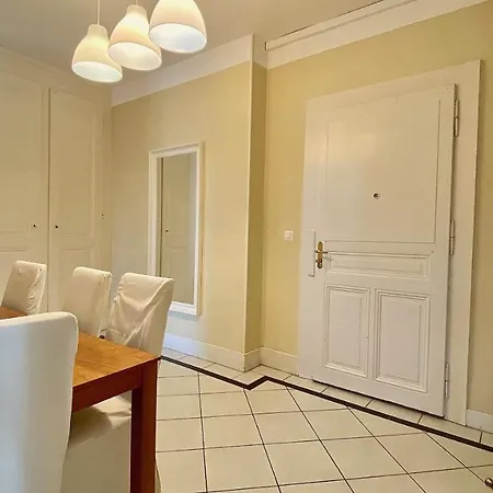 Апартаменты Bright, Classic And Elegant, Close To Train Station