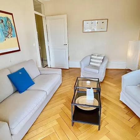 Апартаменты Bright, Classic And Elegant, Close To Train Station *