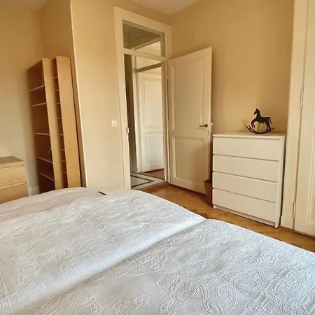 Bright, Classic And Elegant, Close To Train Station Апартаменты