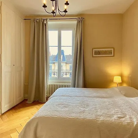 Bright, Classic And Elegant, Close To Train Station Апартаменты