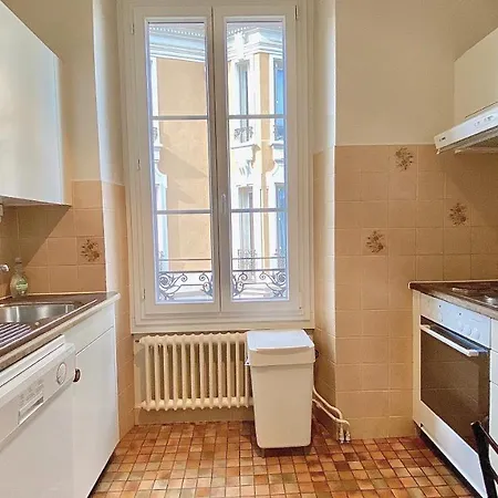 Bright, Classic And Elegant, Close To Train Station Apartamento