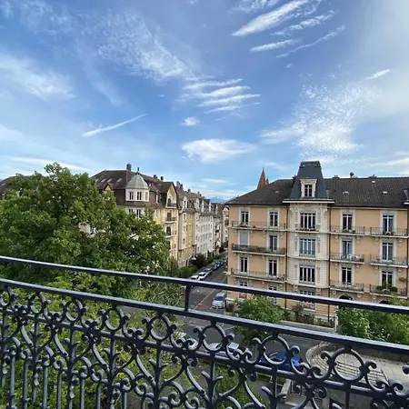 Апартаменты Bright, Classic And Elegant, Close To Train Station *